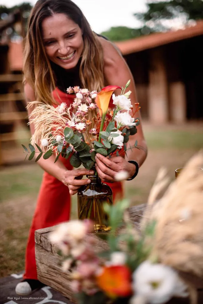 Nani Rodrigues montando um arranjo com flores frescas