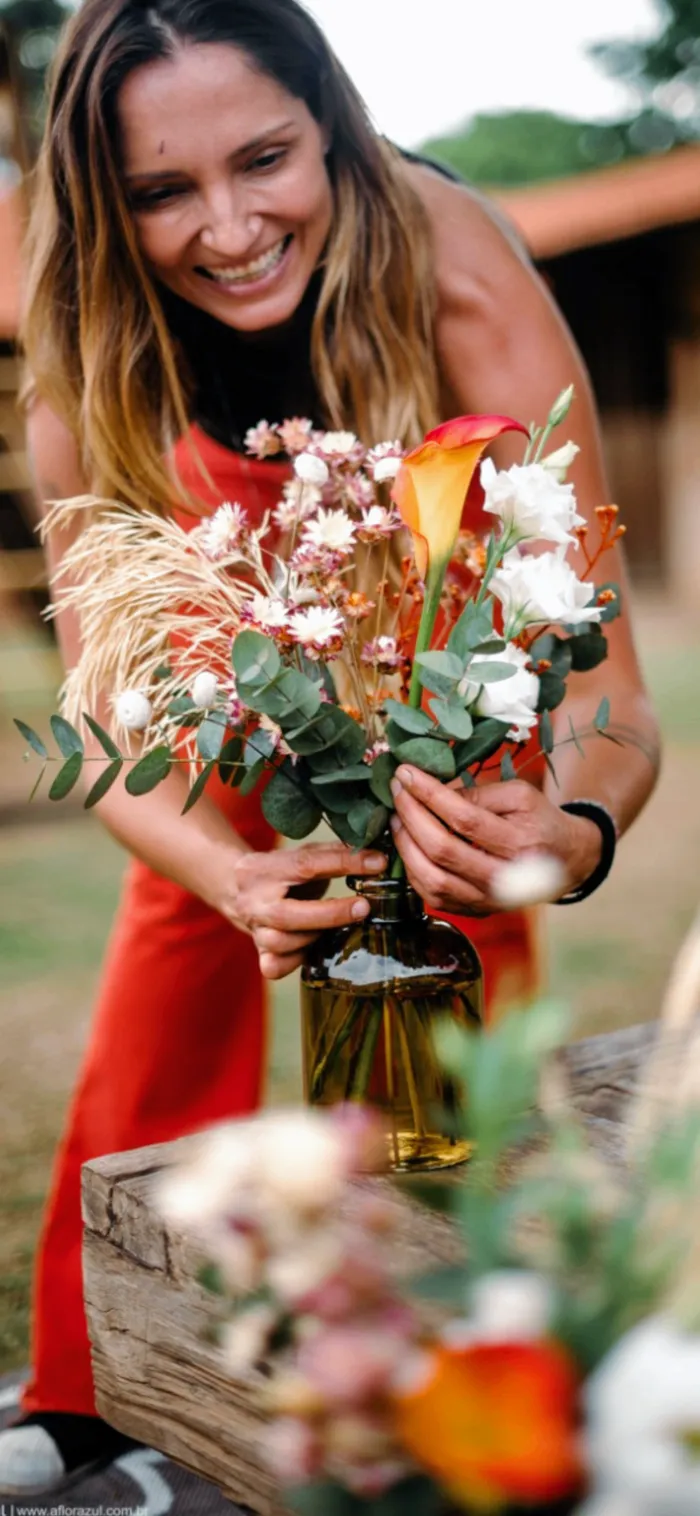 Nani Rodrigues com um arranjo de flores